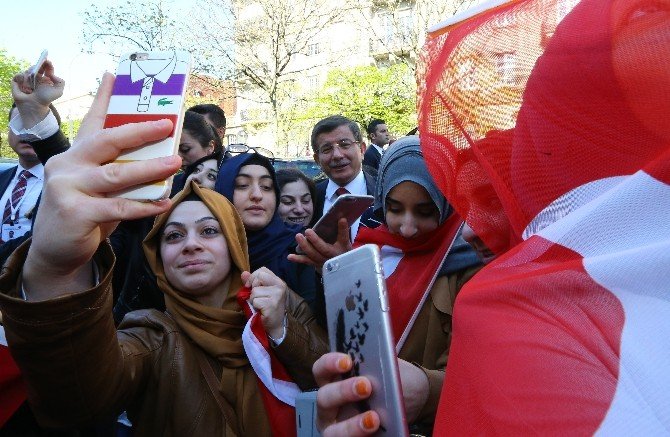 Davutoğlu’na, Strasburg’da Sevgi Seli