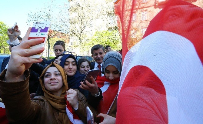 Davutoğlu’na, Strasburg’da Sevgi Seli