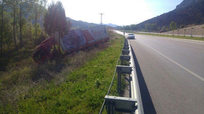 Yoldan Çıkan Tır Yan Yattı