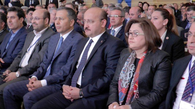 Yalçın Akdoğan: “Birçok Meselede Yalnız Bırakıldık”