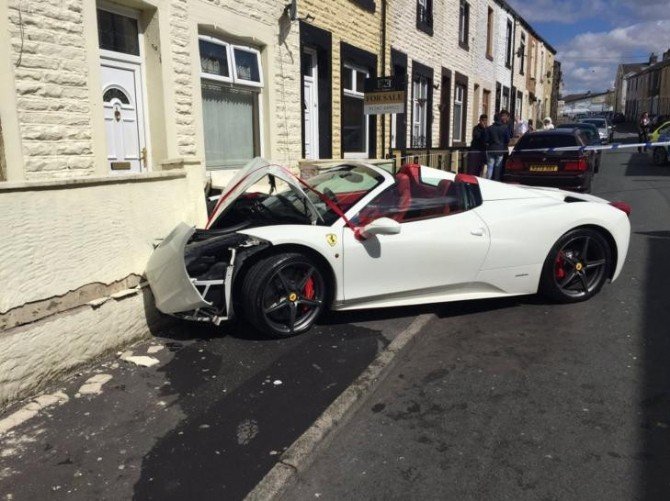 Düğününde Kiraladığı Milyonluk Ferrariyle Kaza Yaptı
