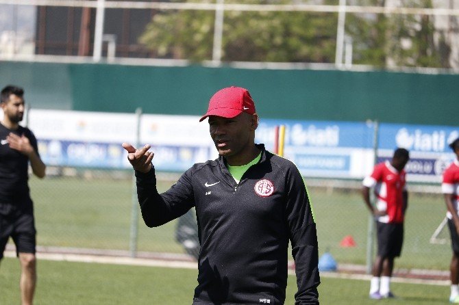 Antalyaspor’da Eto’o Hırs Küpü