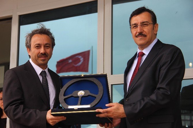 Bakan Tüfenkci, Yerli Otomobile Dikkat Çekti
