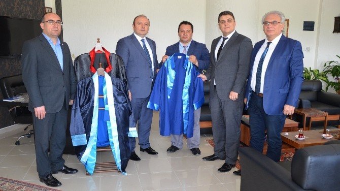 Mezuniyet Cübbelerini Mahkumlar Dikecek