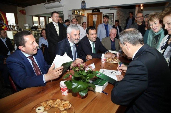Necati Kırış, ‘Hukuk Ve Etik’ Kitabını İmzaladı