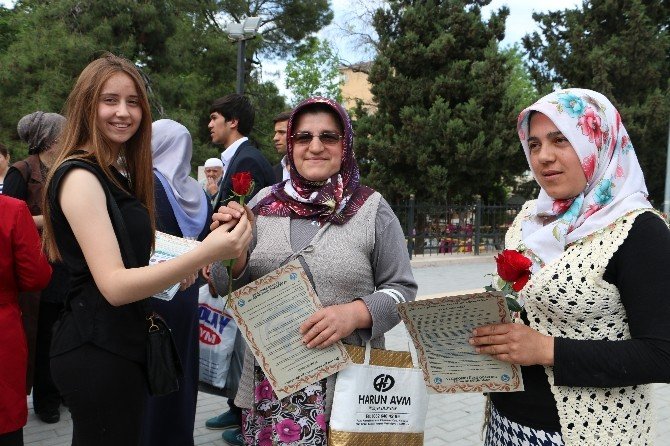 Ülkücü Kadınlar Gül Dağıttı