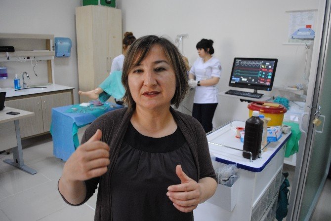 Ebe Ve Hemşirelik Öğrencileri Mankenlerle Eğitim Alıyor