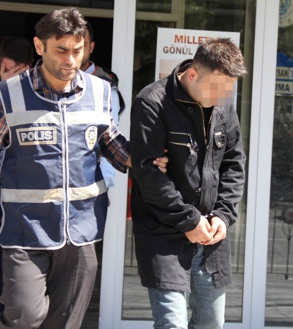 Çaldıkları Altın Bileziği Satıp Parasını Paylaştılar