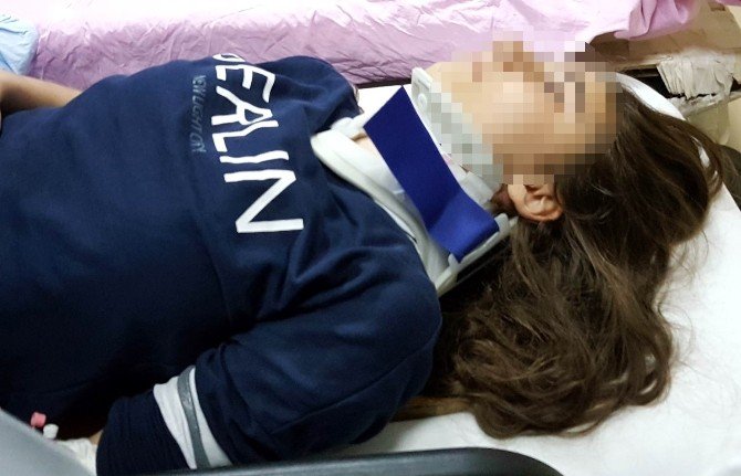 Okula Giden Öğrencilere Otomobil Çarptı: 2 Yaralı