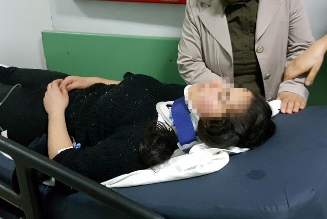 Okula Giden Öğrencilere Otomobil Çarptı: 2 Yaralı