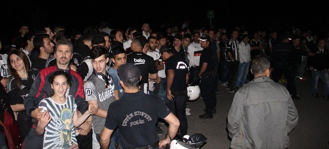 Beşiktaş, Manisa’da Meşalelerle Karşılandı