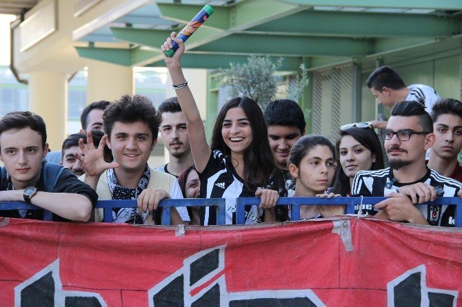 Lider Beşiktaş’a İzmir’de Coşkulu Karşılama