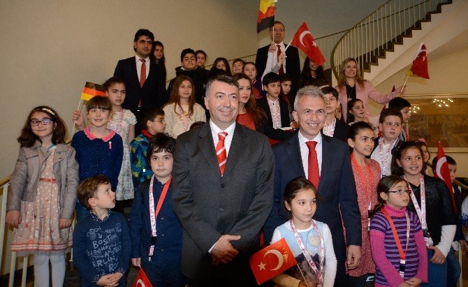 Alman Belediye Başkanı Koltuğunu Türk Öğrenciye Verdi