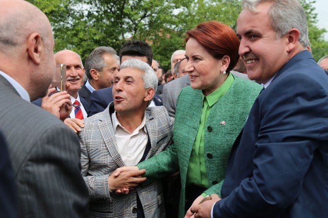 Mhp Genel Başkan Adayı Meral Akşener Partilileri Selamladı