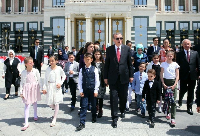 Cumhurbaşkanı Erdoğan, Küçük Konuklarına Külliye’yi Gezdirerek Birlikte Yemek Yedi