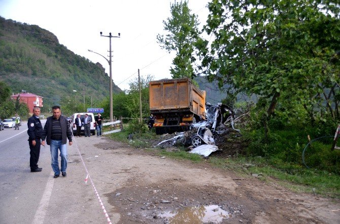 Giresun’da Kamyon İle Otomobil Çarpıştı: 2 Ölü