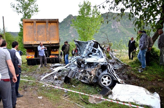 Giresun’da Kamyon İle Otomobil Çarpıştı: 2 Ölü