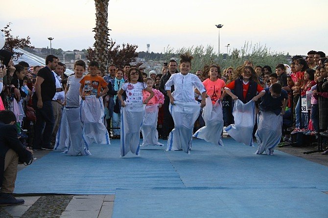 Çocuklar Eşeğe Ters Binerek Yarıştı