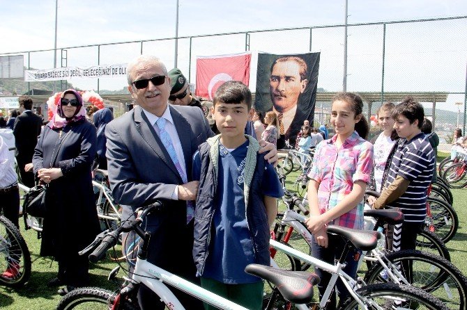 Polis Çocuklarına Bisiklet Hediyesi