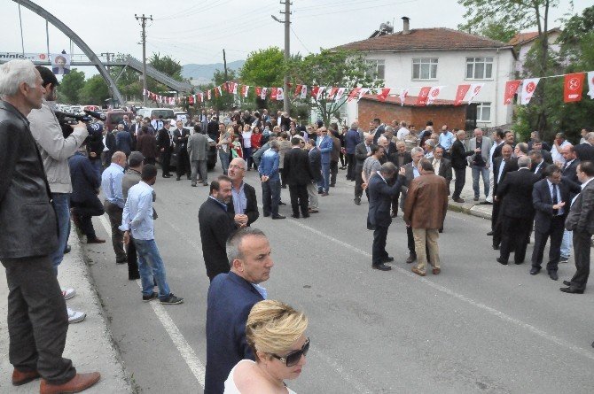 Mhp Genel Başkan Adayı Meral Akşener Partilileri Selamladı