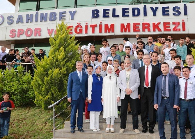 Yusuf İslam Ve Sefure Davutoğlu Gaziantep’te Suriyelileri Ziyaret Etti