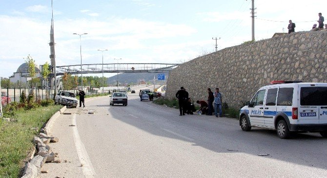 Tekerleği Patlayan Otomobil Kaza Yaptı: 3 Yaralı