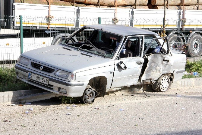Tekerleği Patlayan Otomobil Kaza Yaptı: 3 Yaralı