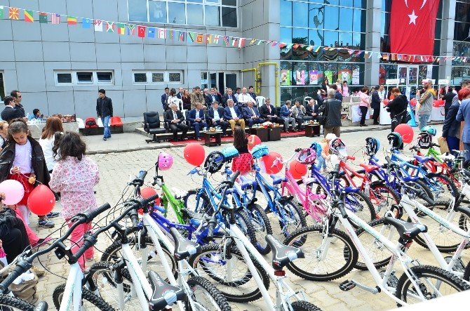 Sağlık Bakanlığı Zonguldak’ta 116 Öğrenciye Bisiklet Hediye Etti