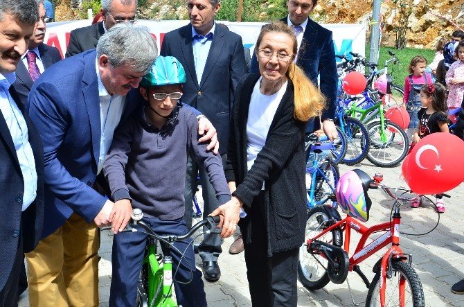 Sağlık Bakanlığı Zonguldak’ta 116 Öğrenciye Bisiklet Hediye Etti