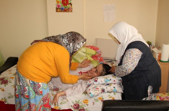 Fedakar Abla Yatalak Kardeşine Bakmak İçin Evlenmiyor