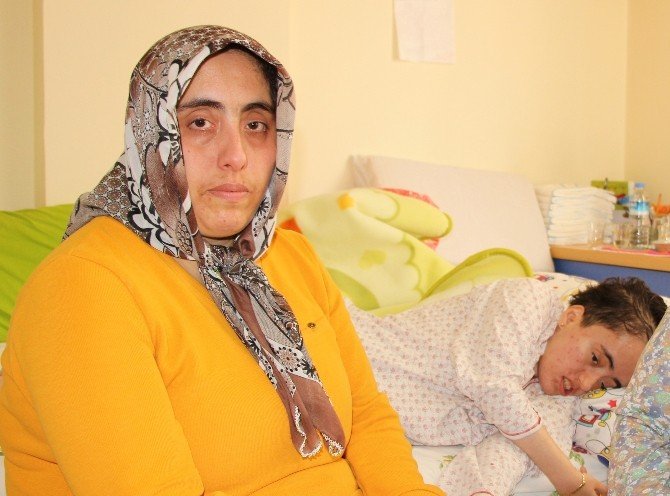 Fedakar Abla Yatalak Kardeşine Bakmak İçin Evlenmiyor