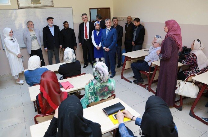 Yusuf İslam Ve Sefure Davutoğlu Gaziantep’te Suriyelileri Ziyaret Etti