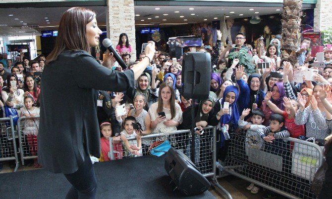 İrem Derici Bolu’da Hayranlarıyla Buluştu