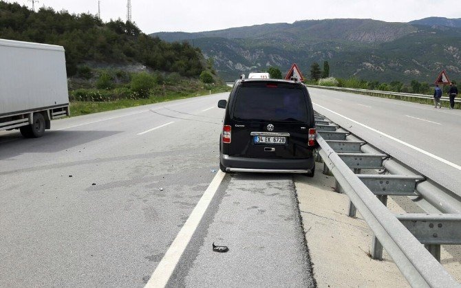 Çorum’da Otomobil Bariyerlere Çarptı: 3 Yaralı