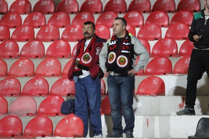 İbrahim Kızıl Tribünü Terk Etti