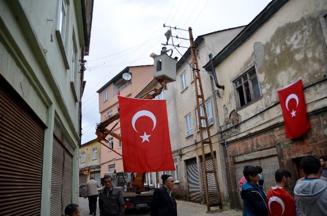 Giresun’un Yağlıdere İlçesi Bayraklarla Donatıldı, İlçe Şehidini Bekliyor