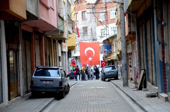 Giresun’un Yağlıdere İlçesi Bayraklarla Donatıldı, İlçe Şehidini Bekliyor