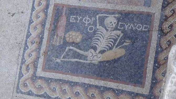 Ünlü Tarihçi Ortaylı, ‘Neşeli Ol, Hayatını Yaşa’ Yazısı Bulunan Mozaiği İnceledi