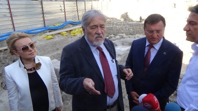 Ünlü Tarihçi Ortaylı, ‘Neşeli Ol, Hayatını Yaşa’ Yazısı Bulunan Mozaiği İnceledi