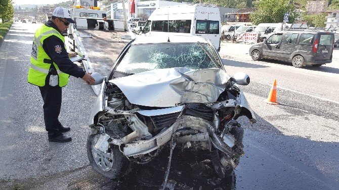 Otomobil Direğe Çarptı: 1 Yaralı