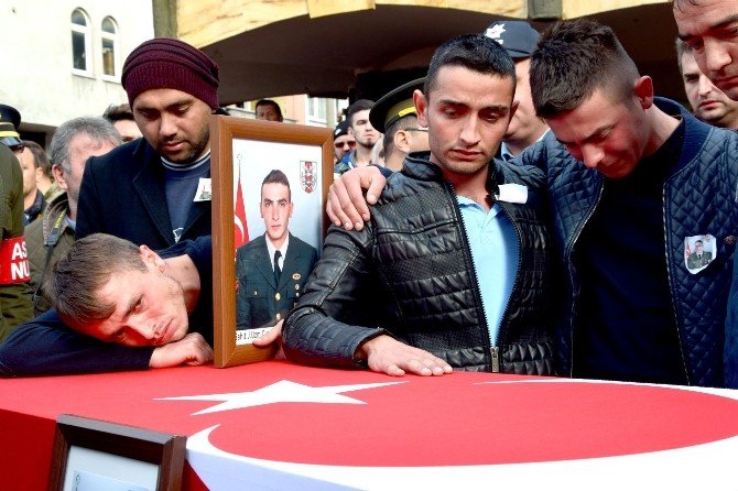 Şehit Arkadaşının Tabutuna Ve Resmine Böyle Sarılmıştı