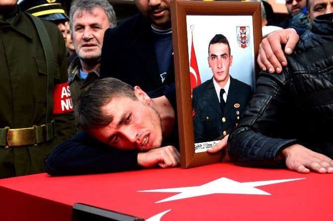 Şehit Arkadaşının Tabutuna Ve Resmine Böyle Sarılmıştı