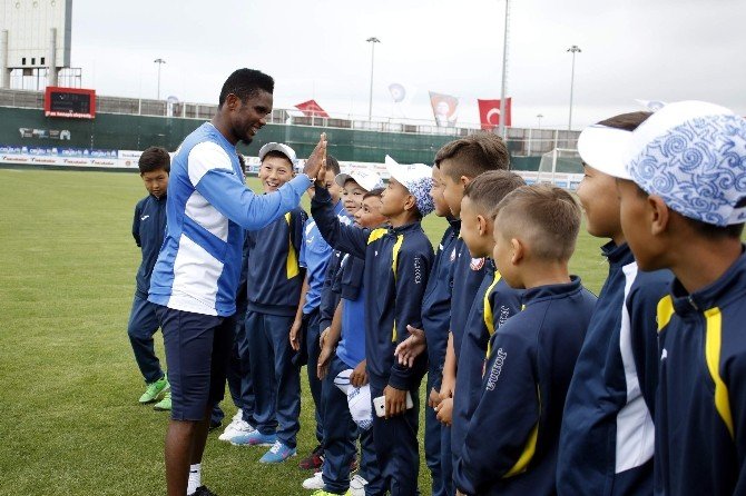 Eto’o, Kalpak Giydi