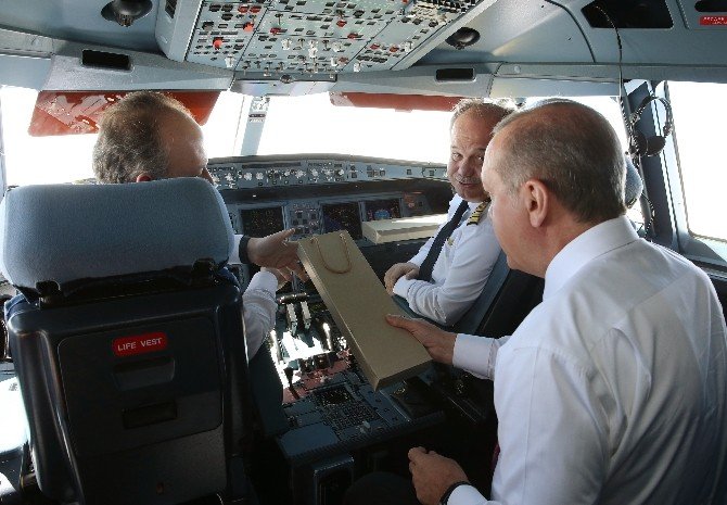 Cumhurbaşkanı, Erdoğan Kokpitte Dünya Pilotlar Gününü Kutladı
