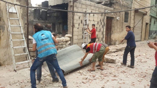 Türk Ekibi Yardım Dağıttığı Sırada Halep’e Bomba Düştü