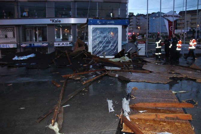 Zonguldak’ta Fırtınada Çatılar Uçtu, Ağaçlar Devrildi