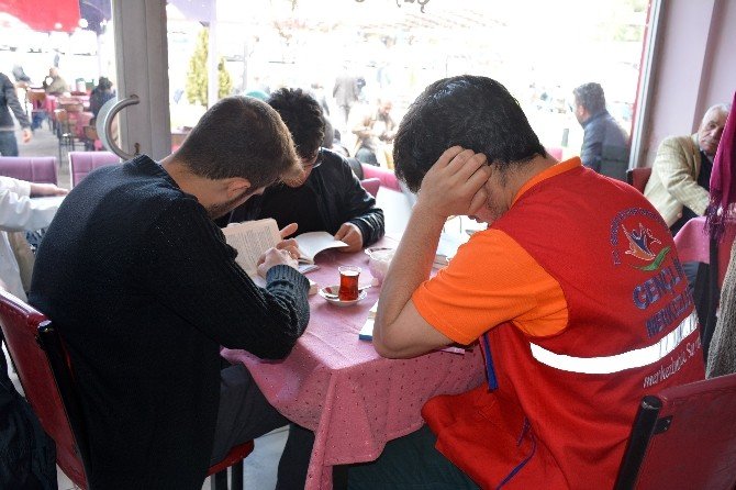 Gümüşhane’de Gençler Kıraathanede Kitap Okudu