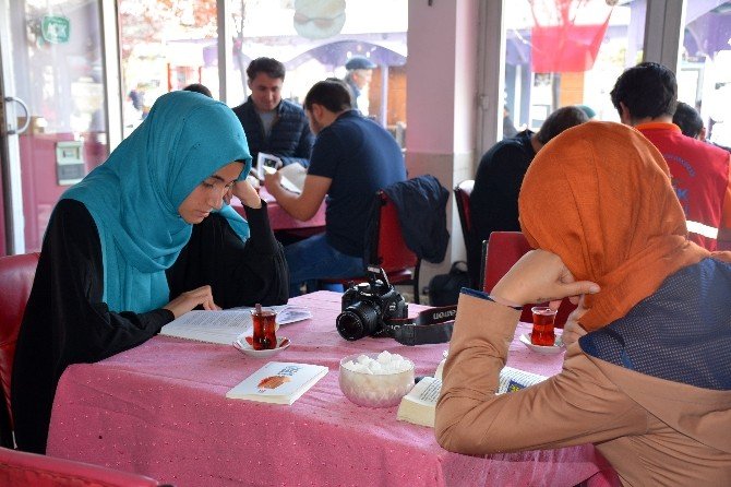 Gümüşhane’de Gençler Kıraathanede Kitap Okudu