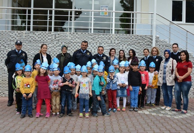Minik Öğrencilerden Emniyet Müdürüne Ziyaret