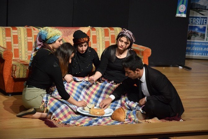 Sarı Naciye İsimli Tiyatro Gösterisi Yapıldı